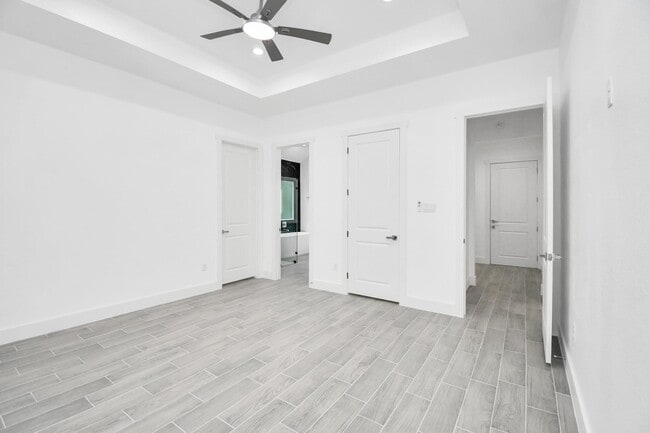 Building Photo - 517 Lovers Ln