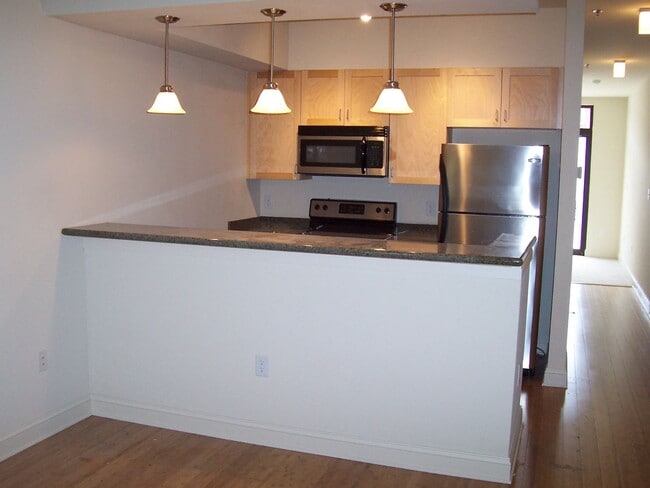 Building Photo - 1 bedroom condo with parking garage