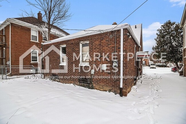 Building Photo - 15073 Strathmoor St