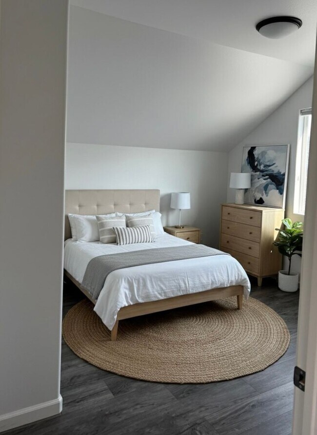 Building Photo - 931 W 23rd St