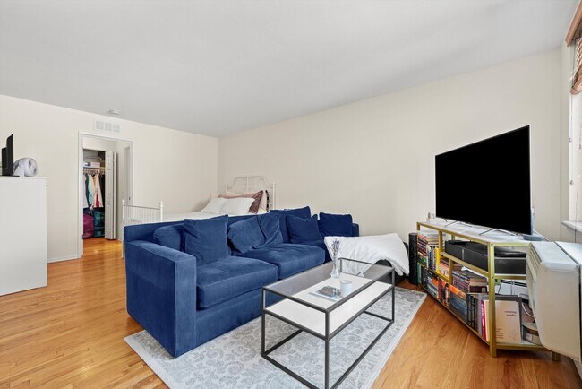 Building Photo - 515 W Wrightwood Ave