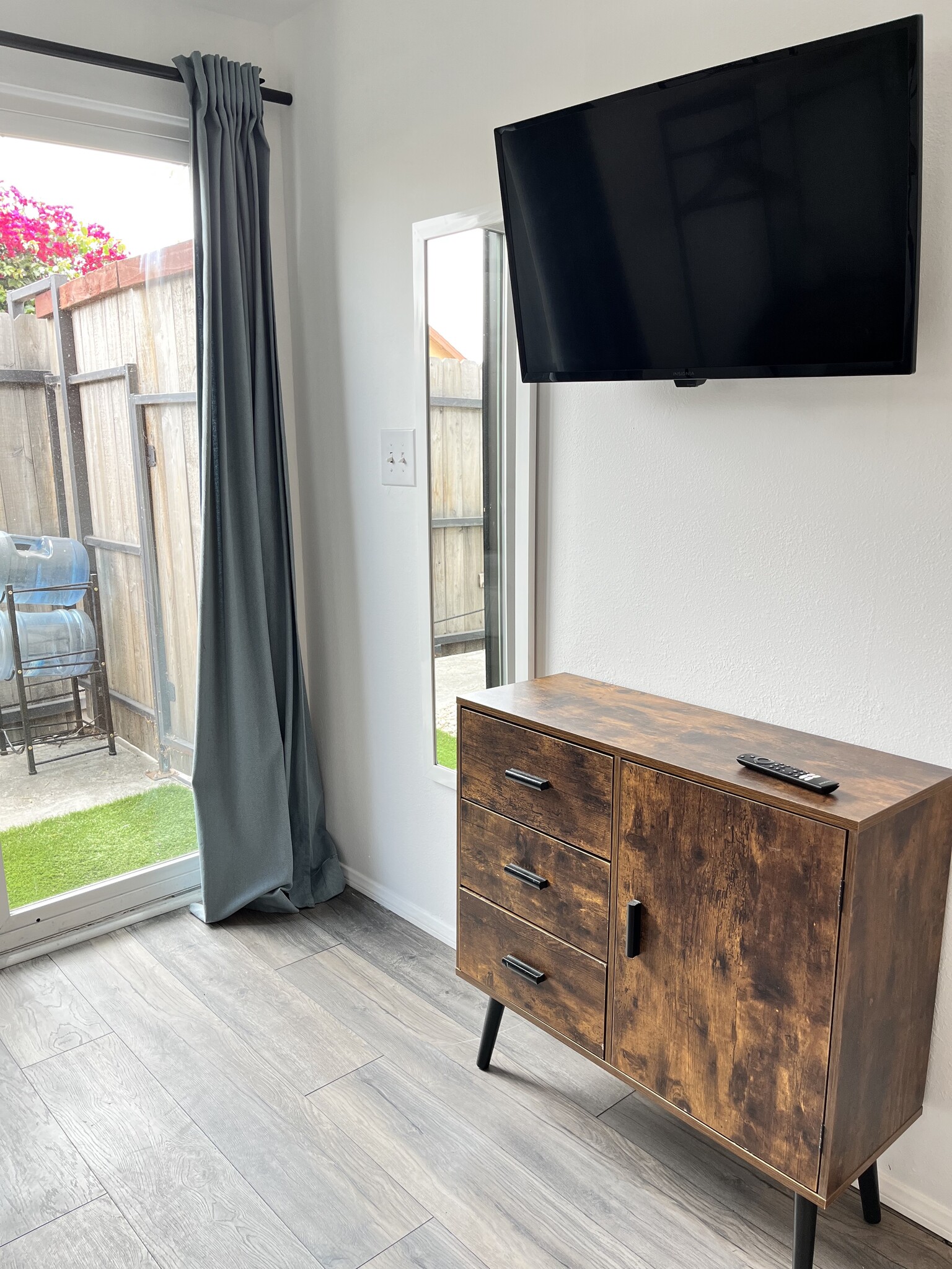 Building Photo - 1170 Esperanza St