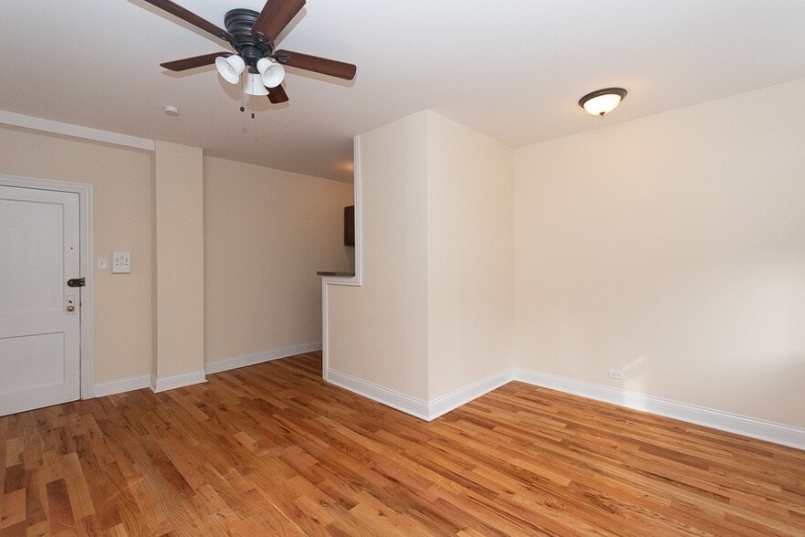 Building Photo - 852 W Diversey Pkwy