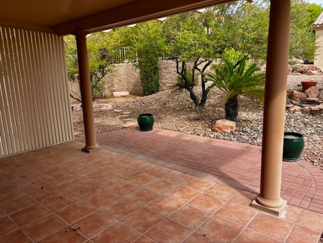 Building Photo - Newly Renovated Interior!