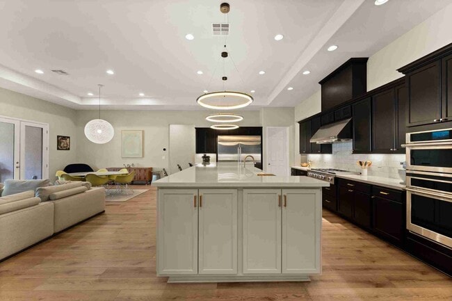 Building Photo - Stunning 5-Bedroom, 4.5-Bath Home in the S...