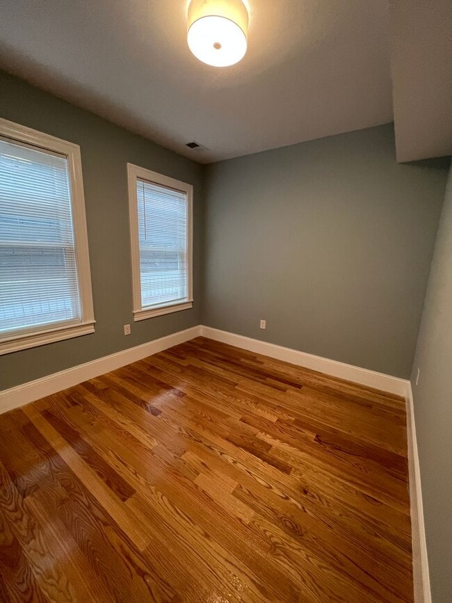 Building Photo - RARE 2 bed 2 bath..... Available in Somerville....