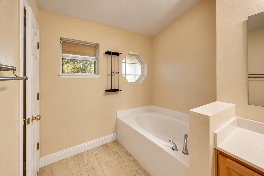 Building Photo - 537 Mason Dr