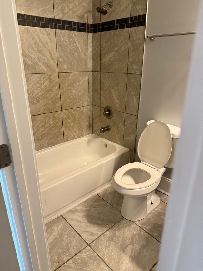 Building Photo - Beautiful 3 Bedroom