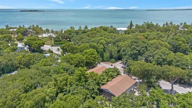 Building Photo - 139 N Bay Harbor Dr