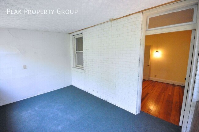 Building Photo - 2074-2078 Summit Street-2078 Summit Street- 4 bedroom