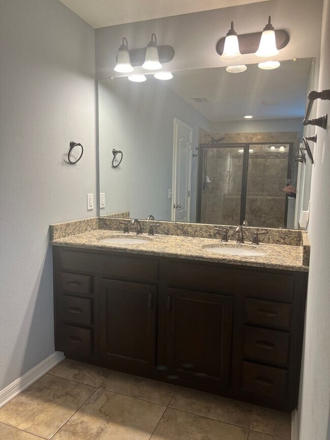 Building Photo - 4/3/2 HOME IN EDINA GARDEN OF EDEN