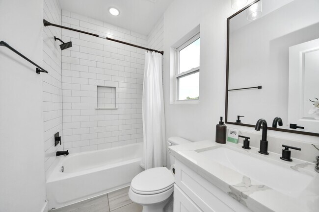 Building Photo - 3004 Holman St