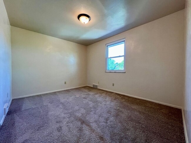 Building Photo - Lovely 2BR Townhome at Regency Place! Spacious Rooms -Attached Garage & Yard! Tour Today!