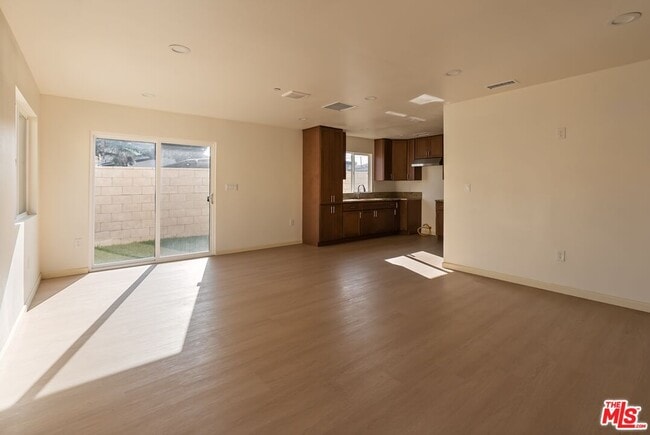 Building Photo - 1118 W 110th St