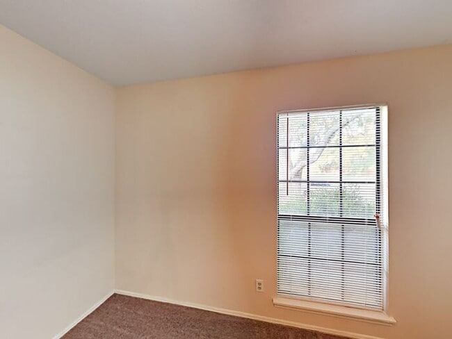 Building Photo - No Application Fee* Plus $250 Off First 2 ...