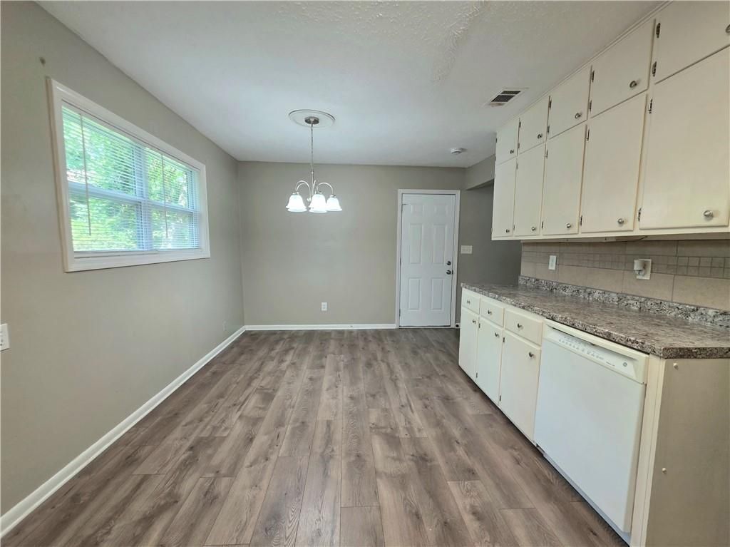 Building Photo - 3460 Meadowview Dr
