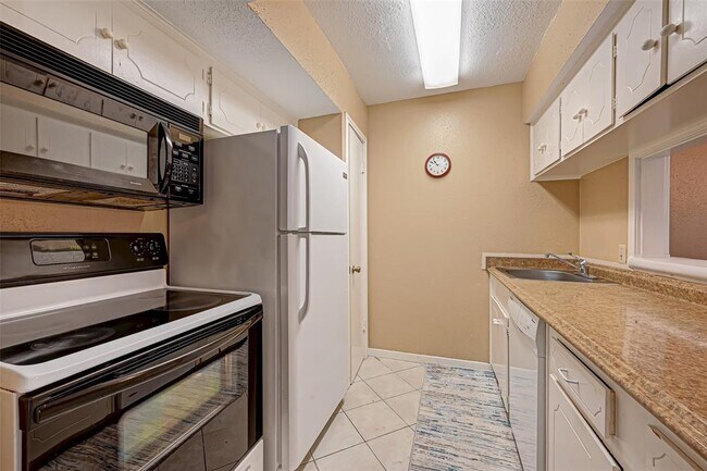Building Photo - 2101 Fountain View Dr