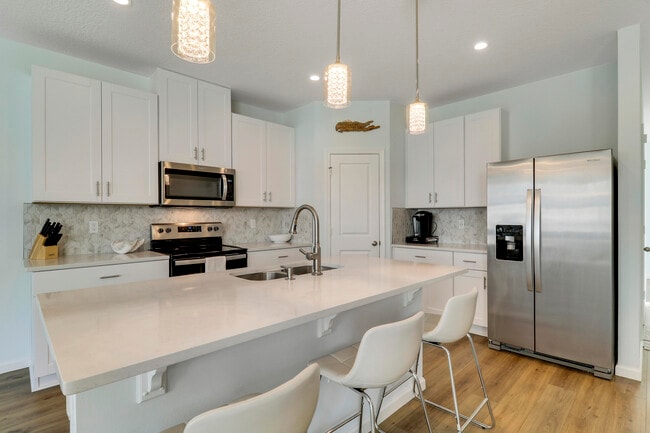 Building Photo - 5719 SE Edgewater Cir