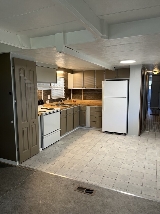 Building Photo - 9441 Teak St