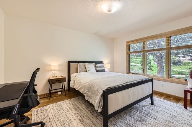 Building Photo - Stunning 4 BDR/2BA Mountain Retreat