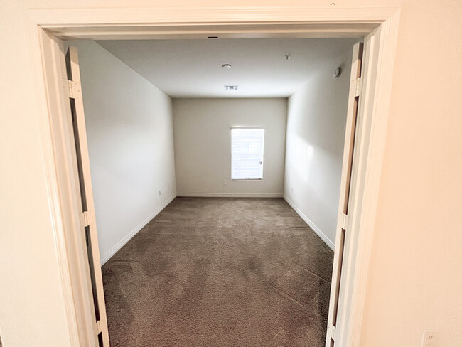 Building Photo - 3Bed/2.5Bath Townhouse at the 303 amd the ...