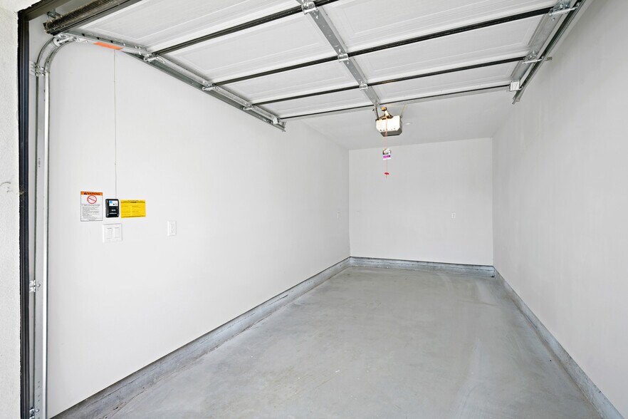 Building Photo - 840 E Cypress Ave