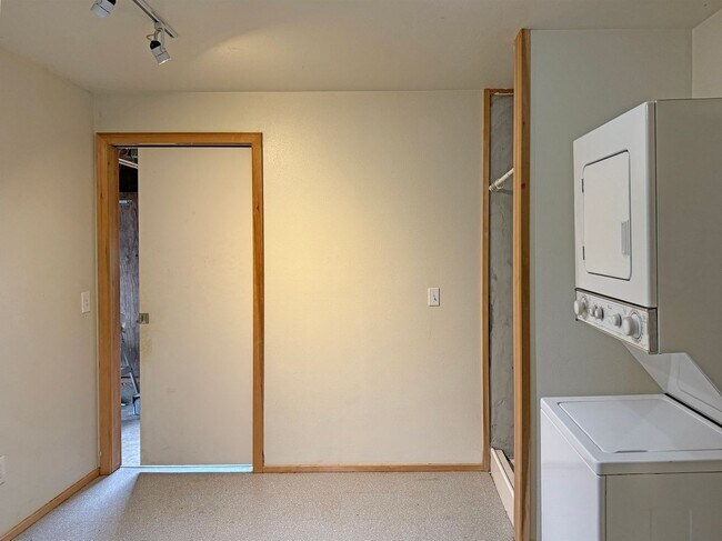 Building Photo - Perfectly Located 3 Bedroom Home