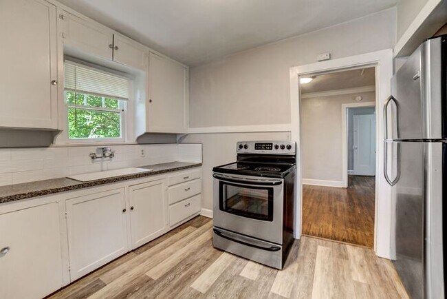 Building Photo - Tulsa 2-Bedroom Home | Walk to TU + Fenced...