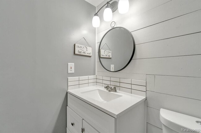 Building Photo - 1116 Lakeview Cir
