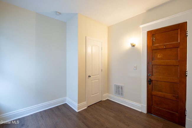 Building Photo - 22 Swan St