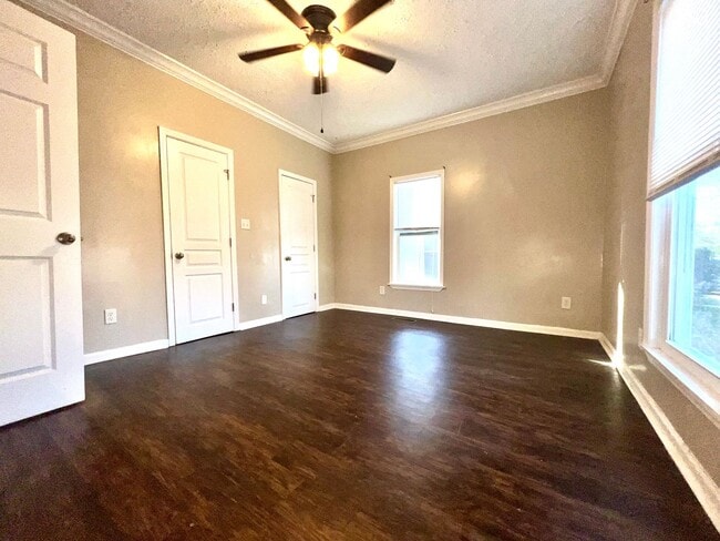 Building Photo - Adorable 2 Bedroom in the Heart of Rossville