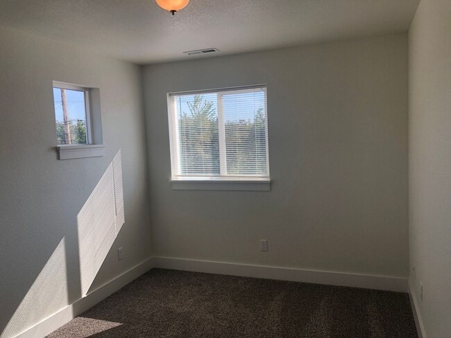 Building Photo - Newer 3 bedroom, 2.5 bath duplex in desirable neighborhood! MOVE IN SPECIAL!