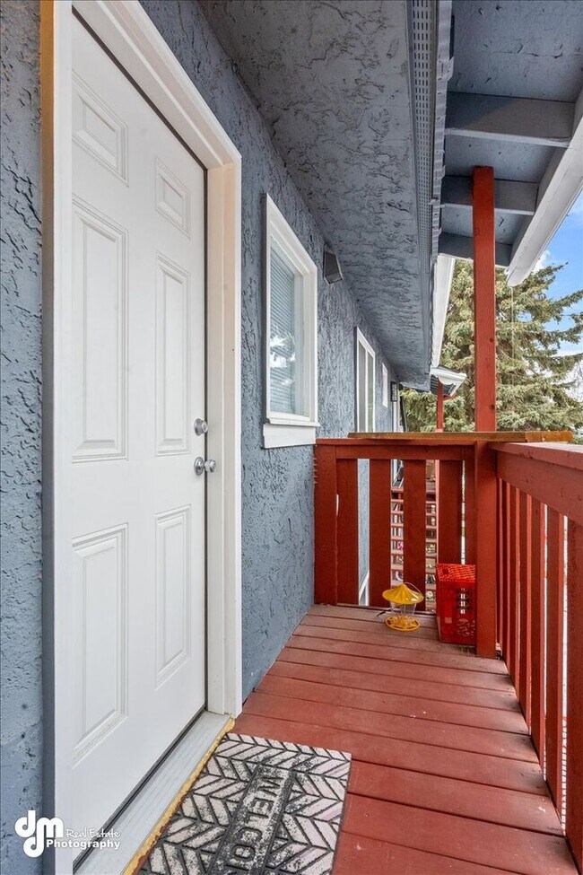 Building Photo - 3BD/2BA Triplex Unit with Modern Comforts