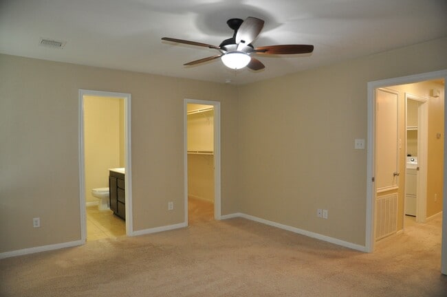 Building Photo - 16025 Summerville Lake Dr