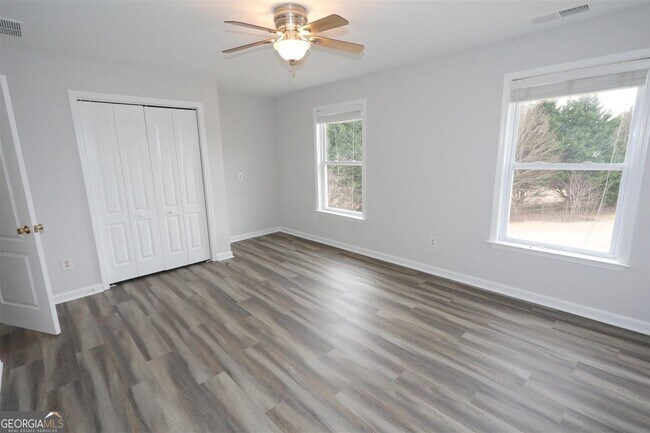 Building Photo - 3205 Vaughan Dr