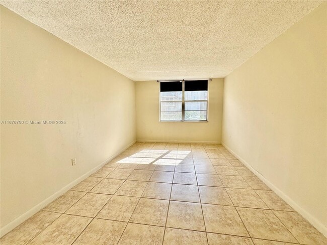 Building Photo - 9360 Fontainebleau Blvd
