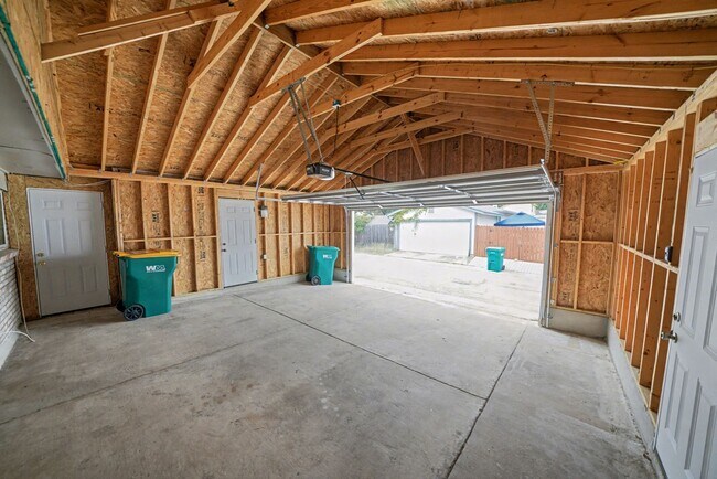 Building Photo - Charming 3-bed, 2-bath home in Universal C...