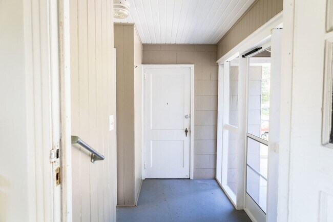 Building Photo - Gorgeous Home Located in Betton Hills, in ...