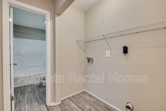 Building Photo - 2573 1/2 Tobacco Road - B