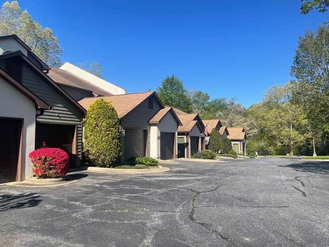 Building Photo - Spacious 2 Bed, 2 Bath Townhouse in Prime Hickory Location – 1,322 Sq. Ft.