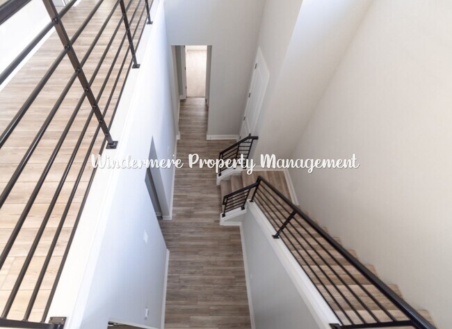 Building Photo - Stunning and spacious 5 bed in McCormick Village!