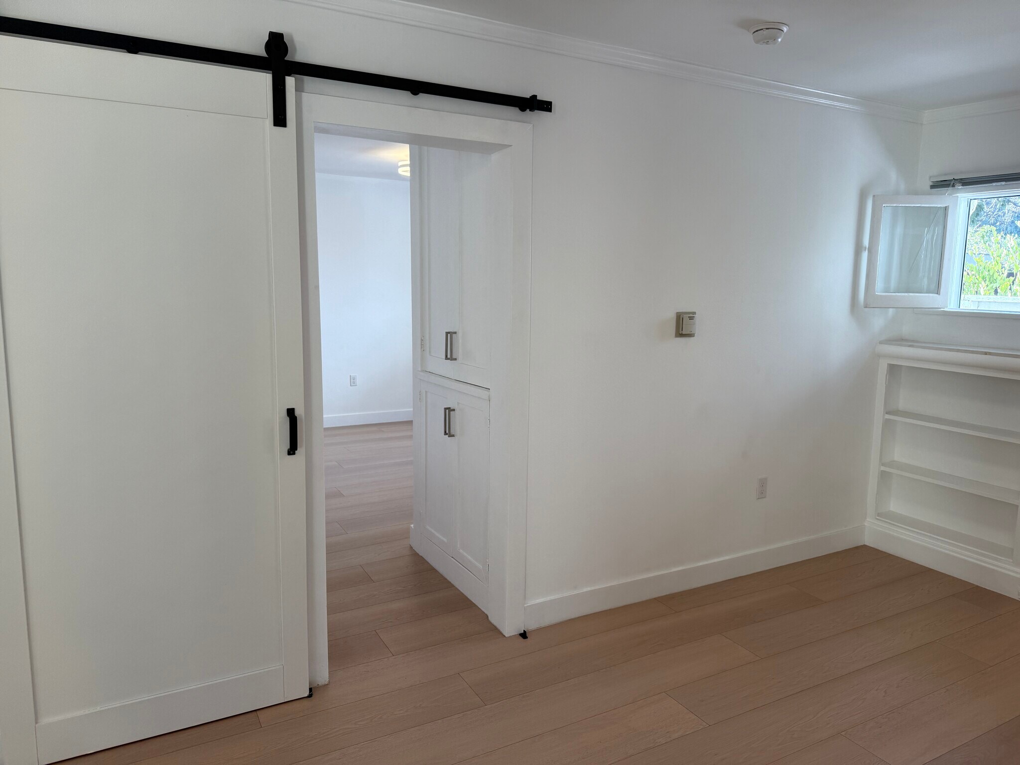 Building Photo - 8730 Rosewood Ave