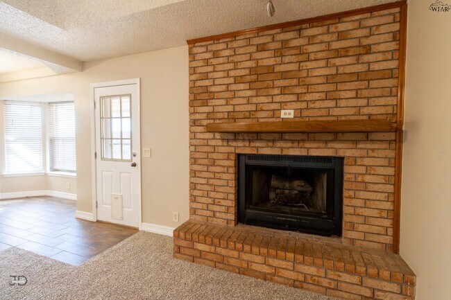 Building Photo - 505 W Coleman Ave