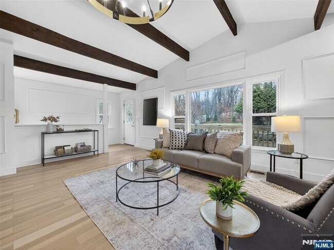 Building Photo - 114 Colony Ave