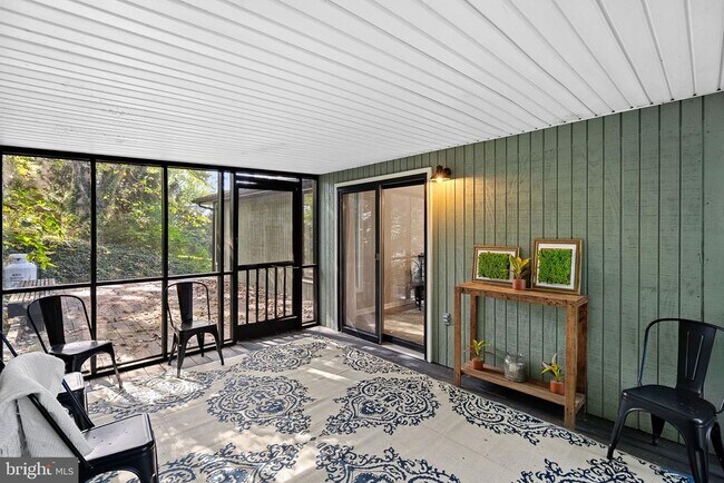 Building Photo - 862 Carrier Dr