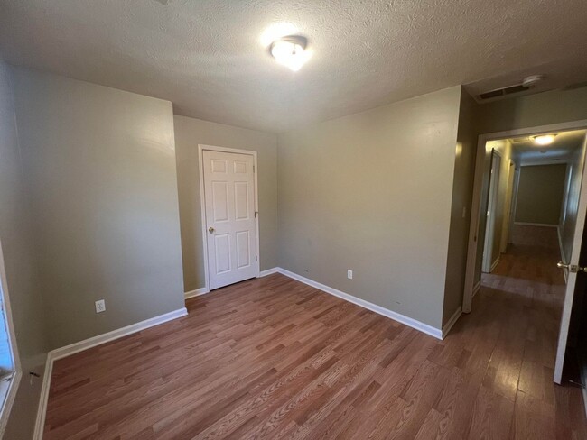 Building Photo - Beautiful 2 bedroom 1 bath unit