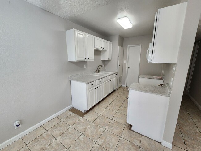 Building Photo - 1705 Breckenwood Ct