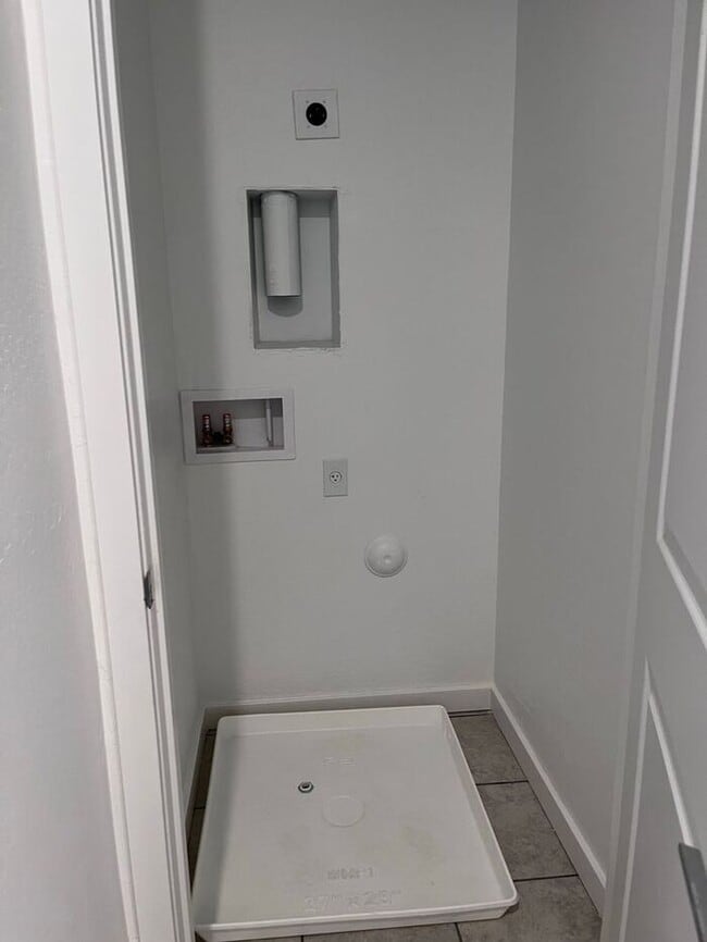 Building Photo - TOWN HOME WITH COMMUNITY POOL , GATED COMM...