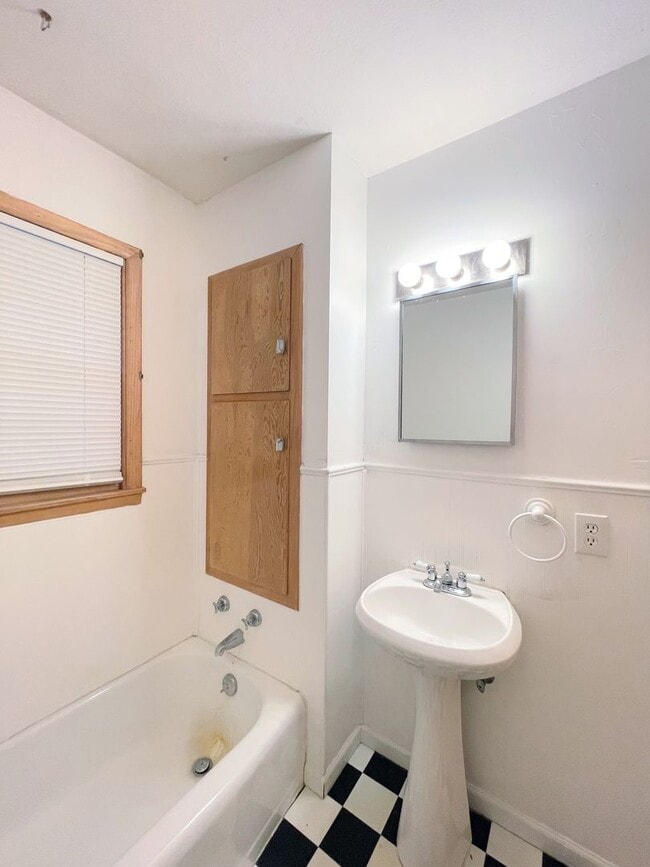 Building Photo - 2 bed brick home outside town