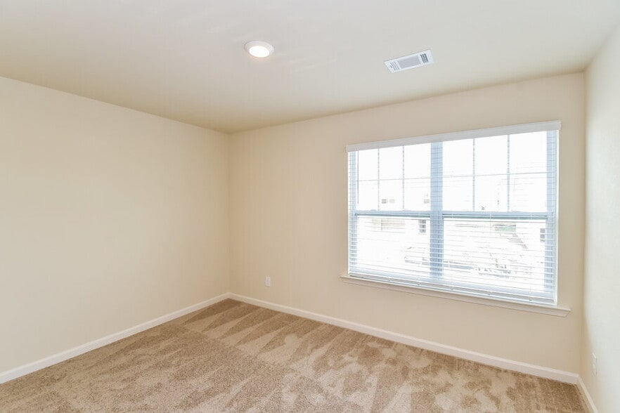 Building Photo - 3531 Falconwood Dr